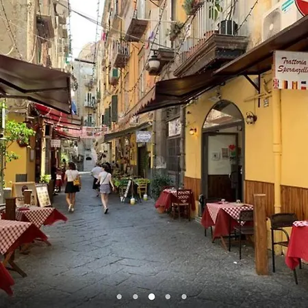 A Due Passi Da Toledo * Nápoly