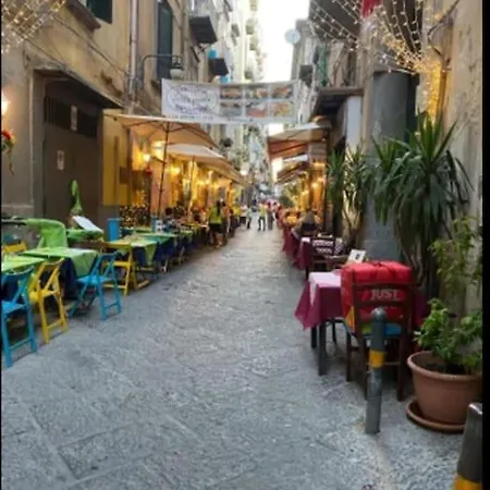 A Due Passi Da Toledo * Nápoly